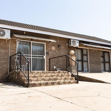 @Home Guest House Zeerust Екстер'єр фото