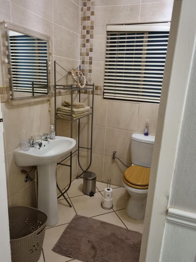 @Home Guest House Zeerust Екстер'єр фото