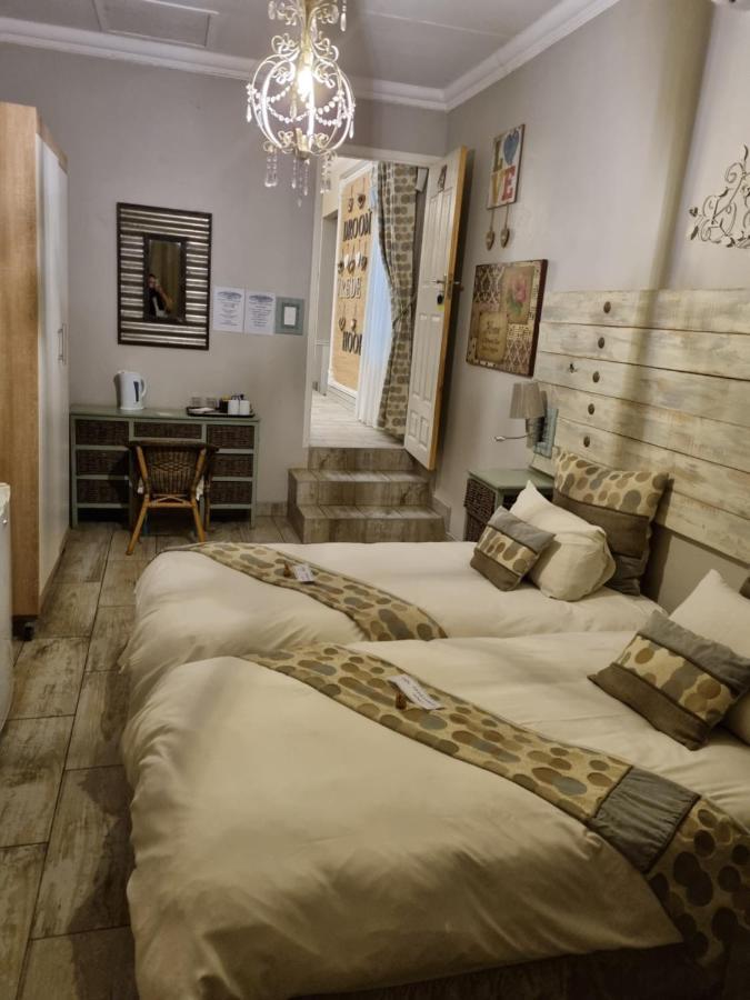@Home Guest House Zeerust Екстер'єр фото