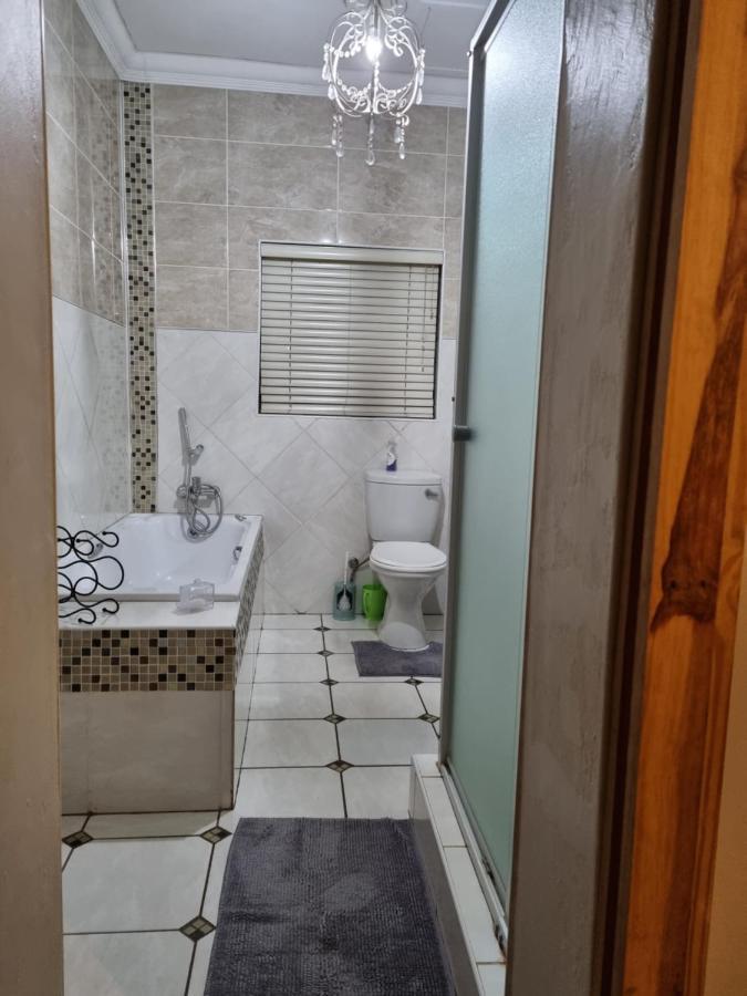 @Home Guest House Zeerust Екстер'єр фото
