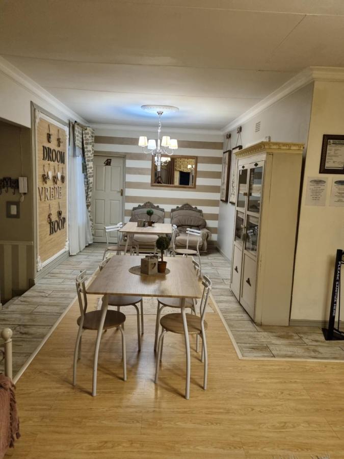 @Home Guest House Zeerust Екстер'єр фото