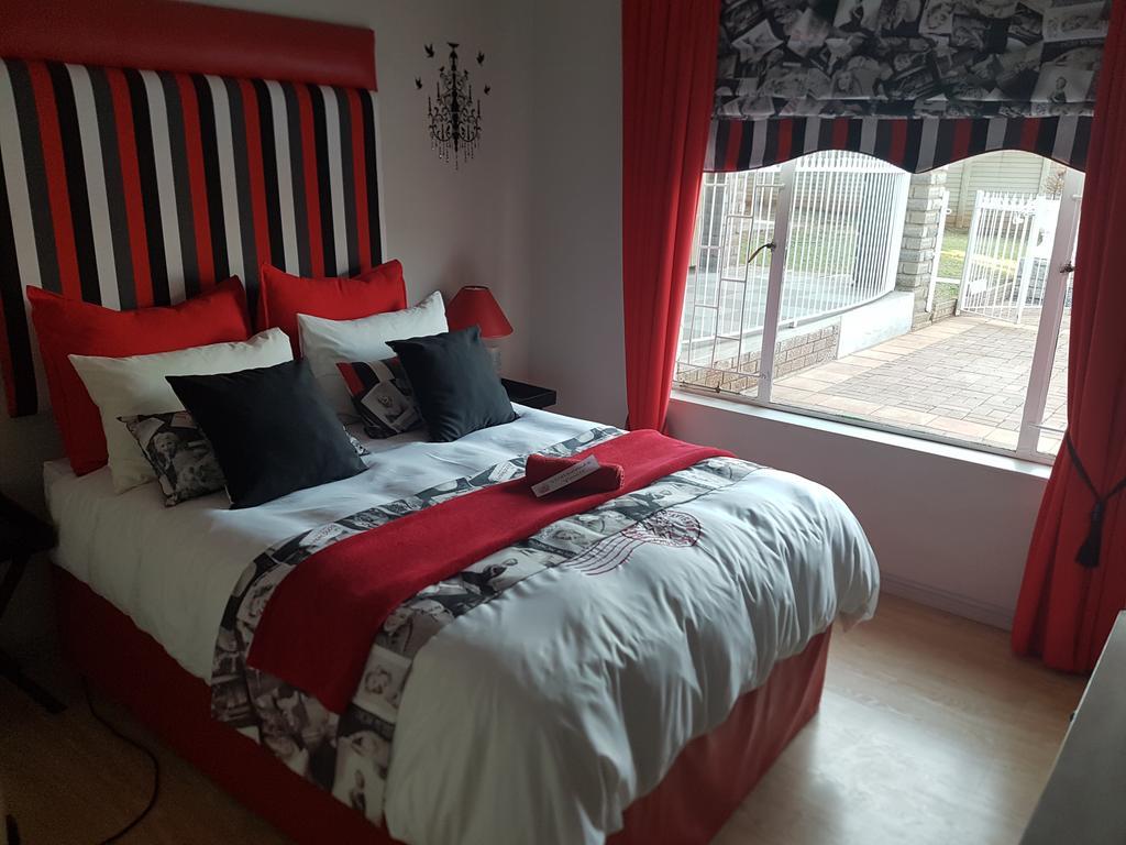 @Home Guest House Zeerust Екстер'єр фото