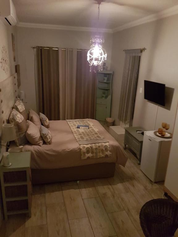 @Home Guest House Zeerust Екстер'єр фото